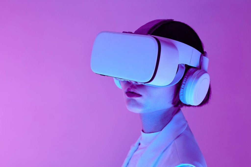 femme-realite-virtuelle-vr-experience-digitale Femme utilisant un casque de réalité virtuelle, explorant un environnement immersif dans un studio à la lumière moderne